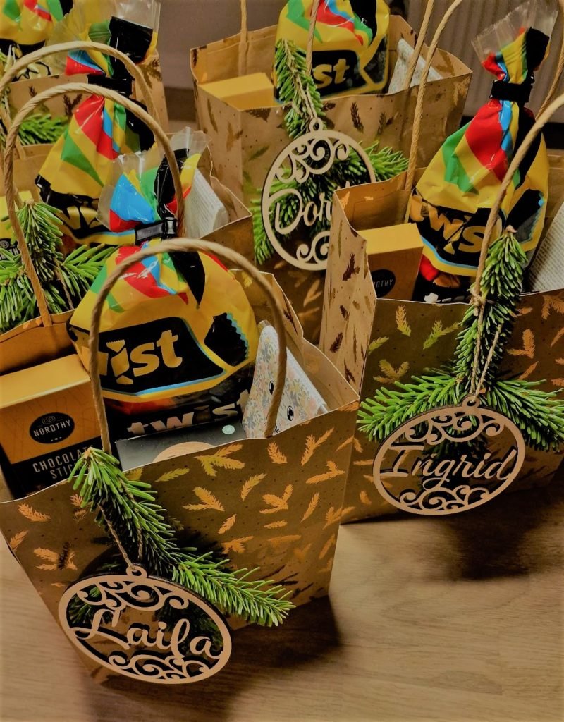 Laserskåret personlig julekugler brugt som navneskilte på gavekurve.