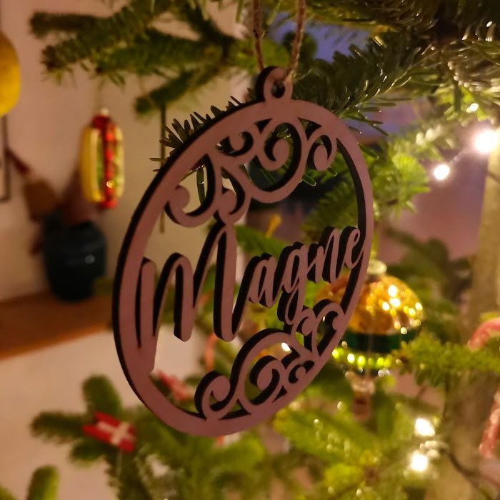 Laserskåret personlig julekugle med navnet Magne