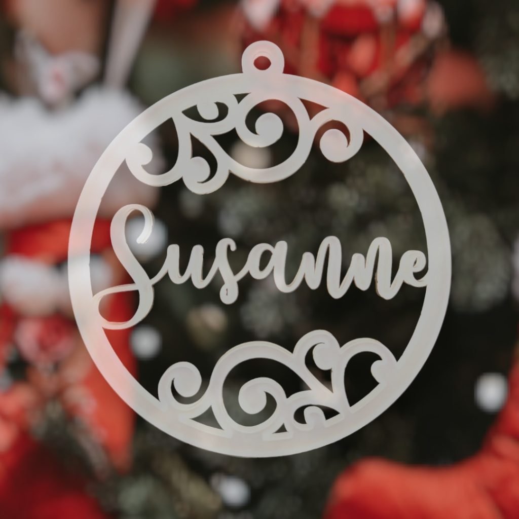 Julekugle med navn i semitransparant hvid akryl med navnet Susanne