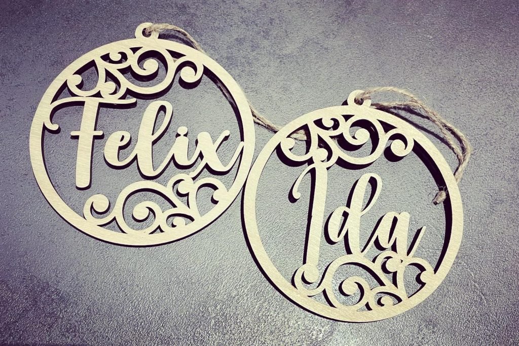 Laserskåret personlige julekugler med navnene Felix og Ida