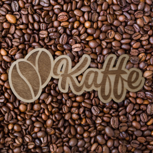 Kaffeskilt med kaffebønner i laserskåret træ