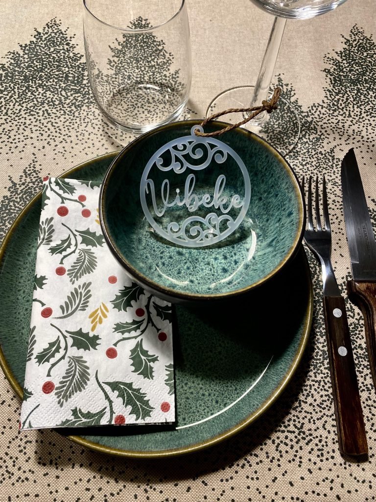 Julekugle brugt i bordpynt som bordkort med navnet Vibeke. Semitransparent hvid akryl.