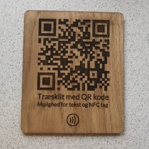 Skilt i træ med QR kode