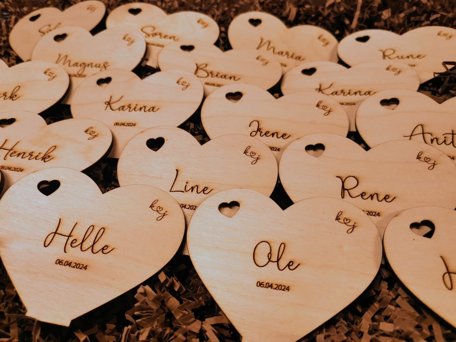 Bordkort i træ med fod. Graveret navn og udskåret hjerte.