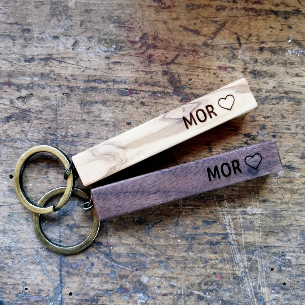 Nøgleringe i træ med Mor og et hjerte. Oliventræ og Valnødtræ