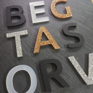 Laserskårede bogstaver i akryl