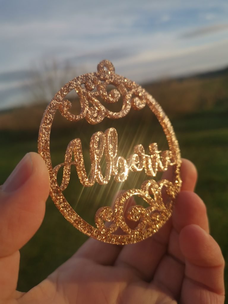 Laserskåret personlig julekugle med navnet Alberte