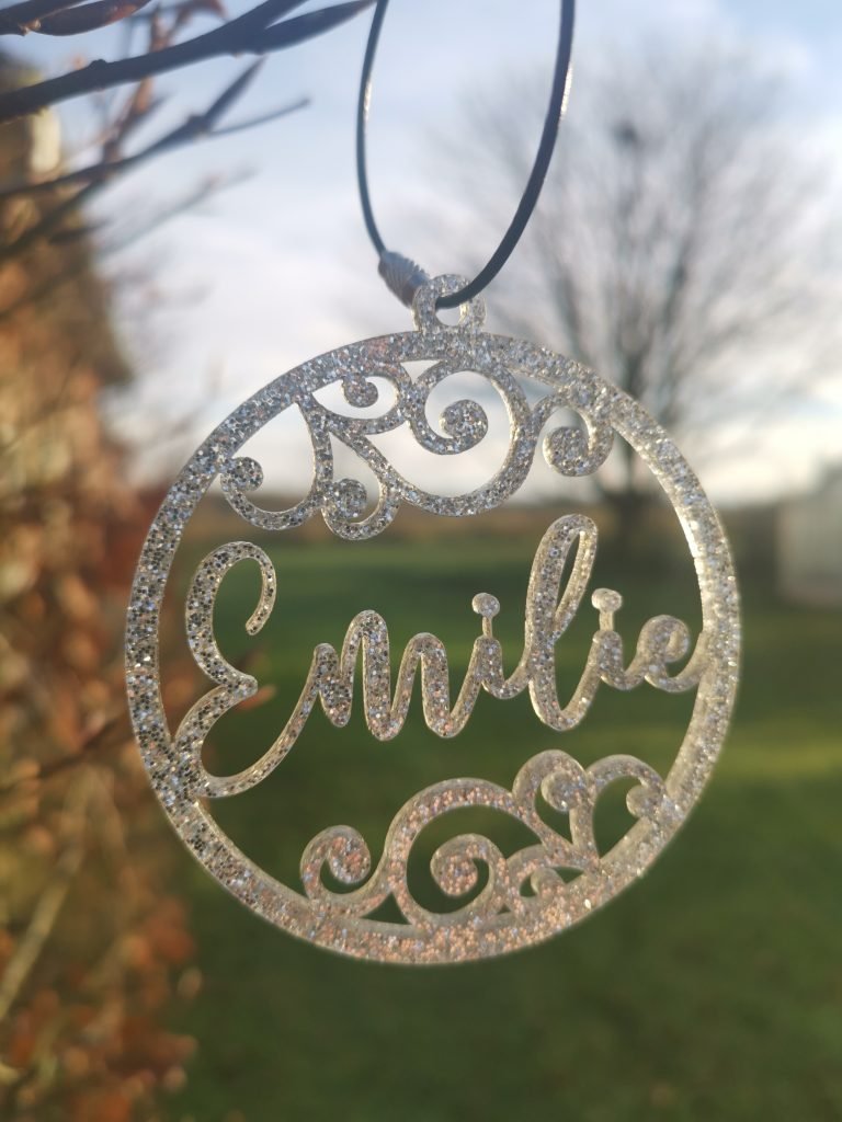 Laserskåret personlig julekugle med navnet Emilie
