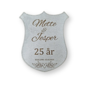 Skjold til æresport i sølvmalet træ